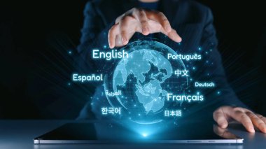 Bir dizüstü bilgisayardan çıkan çeşitli dillerle çevrili bir dünyanın dinamik görselleştirilmesi, dijital çeviri kavramını ve iletişimdeki küresel bağlantıyı gösteriyor. Dörtgen