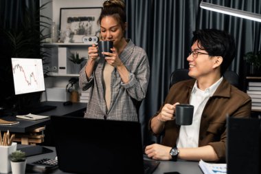 Satış müdürleri birlikte kahve içerken tartışıyorlar. Ev ofisinde, çalışma masasındaki iş arkadaşlarıyla kırılma saatinde iş raporlarıyla modern çalışma yeri kavramı. İnfobahn.