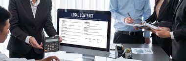 Dijital yasal sözleşme, bilgisayar ekranındaki koşulları ve şartları, gelecekteki ticari hareketlilik anlaşması için çevrimiçi dijital imzaya hazır hale getirir.