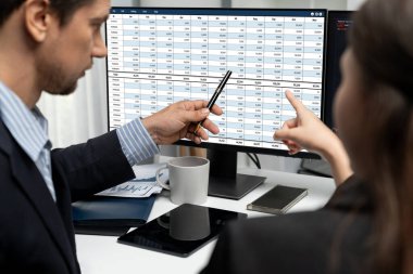 Bilgisayar ekranındaki muhasebe yazılımı finansal hesap tablolarını ve şirket işletmelerinin hesap bakiyesini gösteriyor. Muhasebeciye iyi bir hesap açığı sunuyor.