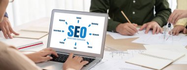 SEO arama motoru optimizasyonu bilgisayar ekranında canlı e-ticaret ve çevrimiçi perakende ticaret için