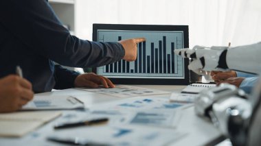 Profesyoneller veri tablolarını analiz ederken aynı zamanda üretkenliği ve karar verme mekanizmasını geliştirmek için gelişmiş teknolojiyi kullanan dinamik bir iş toplantısı düzenlerler.