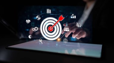 Hedef izleyici analizi, pazarlamayı bölümlendirme, akıllı profil çıkarma ve hedef kitlesinin geliştirilmesi ve kampanya verimliliği için kişiselleştirilmiş stratejiler ile geliştirir. Latch