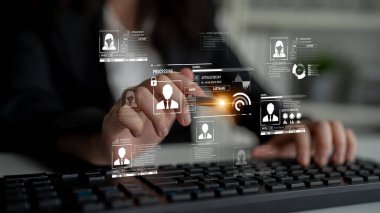 Kimlik güvenliği, güvenli giriş sistemleri, dijital kimlik korumaları ve kimlik hırsızlığını çevrimiçi önlemek için en iyi uygulamaları içeren kişisel veri korumasını sağlar. Latch