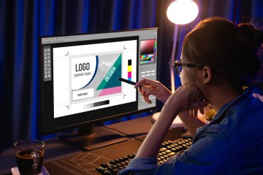 Web sayfasının modern tasarımı ve bilgisayar ekranında gösterilen ticari canlı reklamlar için grafiksel tasarımcı yazılımı