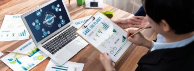 Kaliteli standartları karşılamak için çevrimiçi şirket işleri için uyum sistemi