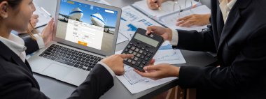 İş zekası ve veri analizi kavramı. Analizci ekibi laptop ekranında finansal veri analizi üzerinde çalışıyor. Etkili iş stratejik planlama için pazarlama göstergesi olarak. İçgörü