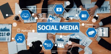 Üst düzey finansal veri analiz ekibi iş istihbaratıyla toplantı, dizüstü bilgisayardaki rapor kağıdı ve gösterge paneli. Uyum içinde çalışan iş adamları. Dostluk