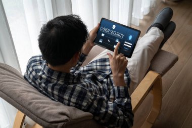 Bilgisayar ekranındaki siber güvenlik sistemi özel bilgileri bilgisayar korsanlarından ve siber saldırılardan koruyor.