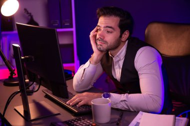 Pazar verilerini ya da e-postalarını analiz etmek için beklerken sıkılan işadamı, gecenin geç saatlerinde satış kanalı online ürün servisinde oluşturulan müşteriye e-posta gönderiyor. Tahmin et..