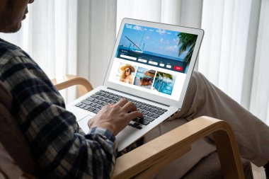 Model arama ve seyahat planlama için internet sitesi uçuş, otel ve tur rezervasyonları için anlaşma ve paket sunuyor
