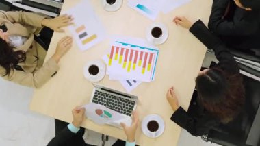 Toplantı masasında büyük sorunları olan kızgın iş adamları, ofisin üst görüşünü çektiler. Mutsuz iş kadınları, işadamları ve ofis çalışanları proje başarısızlığı konusunda tartışıyorlar .