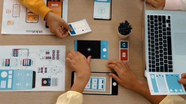 Mobil uygulama ya da web sitesi için kullanıcı arayüzü prototipi planlayan şirket çalışanlarının en iyi görünüm videosu. UX UI tasarımcı beyin fırtınası kullanıcı dostu arayüz planı. Sinerjik