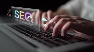 SEO görünürlüğünü geliştirmek için SEO konsepti, SEO ile ilgili dijital araçlar ve SEO performans simgeleri stratejik pazarlama için odaklanmış bir planda gösteriliyor. Muxer