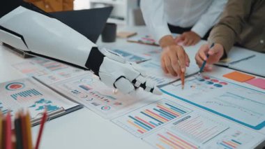 Verimliliği ve karar verme mekanizmasını geliştirmek için yapay zeka araçlarıyla çalışan iş adamları. Noogenesis Yapay Zeka