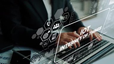 Profesyonel Eller Laptop 'ta Modern Ofis Ayarları' nda İş Belgeleri ve Yakın Telefon ile Yazıyor. Asemptotik akıllı veri analitiği.