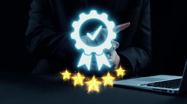 Bir dizüstü bilgisayarın yanında dijital güncelleme arayüzü sergilenirken, profesyonel bir birey akıllı telefonla etkileşime giriyor, teknoloji, ilerleme ve iş yenilikleri temalarını sergiliyor. Dörtgen