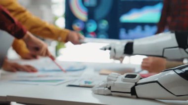 Yapay zeka kullanan asistanların pazar eğilimlerini analiz ettiği ve stratejik karar verme mekanizmasını geliştirdiği fütüristik bir şirket ortamı. Noogenesis Yapay Zeka