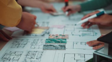 Proje planlama ve inşaat planları üzerinde beyin fırtınası yapan, yaratıcılığı ve takım çalışmasını ön plana çıkaran dinamik bir çalışma alanı sahnesi. SACTR