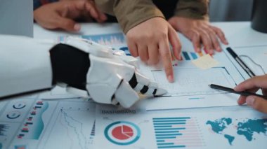 Profesyoneller tüketici davranışlarını yorumlamak, pazarlama yaklaşımlarını zenginleştirmek ve takım çapında araştırma ve stratejik netliği geliştirmek için yapay zeka analizlerini kullanırlar. Noogenesis Yapay Zeka