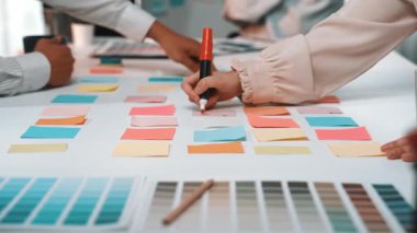 Çeşitli bir takım modern bir ofiste renk paleti seçimlerinde işbirliği yapar. Profesyoneller yaratıcı beyin fırtınası yaparken renk örnekleri masaya yayıldı. SACTR