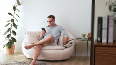 Elinde kahve fincanı olan orta yaşlı bir adam telefon arama verilerini kullanarak kanepeye oturur, çocukları iyi bir baba ya da eğlence olarak yetiştirir. İşadamı teknolojiyi kolaylık için kullanır. Uyumsuzluk.