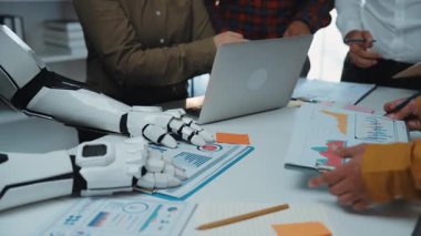 Becerikli bir ofiste, danışmanlar ve ortaklar rafine taktikler ve örgütsel büyüme için yüksek standartlar belirlerken, günlük operasyonlar yapay zeka anlayışından netlik kazanır. Noogenesis Yapay Zeka