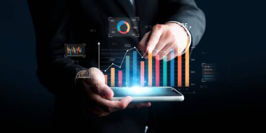 İş adamı iş büyümesi için ölçümleri değerlendirir, genişleme hedefleri koyar. Yenilik ve strateji yoluyla sürekli iş büyümesini teşvik etme kavrayışları. FaaS