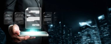 Verimli çalışma süreçleri için çevrimiçi belgeleri yöneten bir iş adamı. Tüm önemli çevrimiçi belgelerinize kolayca güvenli ve hızlı bir şekilde erişim sağlayın. FaaS