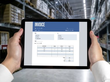 Muhasebe uygulamasından gelen fatura bilgisayar ekranında. Şirket işlerinin finans ve bütçesi için bilgisayar programı. Rahatça..