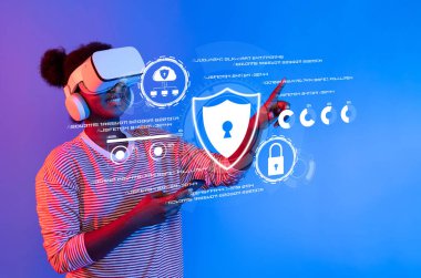 Sanal gerçeklik kulaklığı takan bir kişi dijital ortamda siber güvenlik ve veri gizliliğine odaklanıyor. Teknoloji temalarını renkli, fütüristik bir ortamda keşfetmek. XDMCP