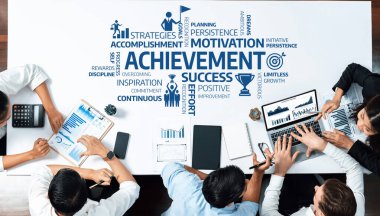 İş hayatında başarı ve başarı stratejileri üzerinde işbirliği yapan bir ekibin görüntülenmesinin yanı sıra, büyüme ve iyileşmeyi vurgulayan grafikler ve motivasyon sözcükleri yer alıyor. Dostluk