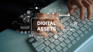 Eller Klavyede, Modern İş Ayarlarındaki Sayısal Varlıklar Kaplama Grafikleri ve Simgeleri ile Yazıyor. Asemptotik akıllı veri analitiği.