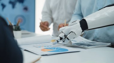 Bir robotik kol, modern ofis ortamındaki çizelge ve grafikleri analiz eden bir iş toplantısı sırasında insanlarla işbirliği yapar. Veri odaklı karar verme üzerine odaklanın. Noogenesis