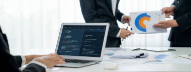 Uygulama ve program kodlaması için bilgisayar ekranında yazılım geliştirme programlama