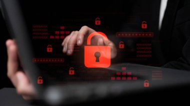 Siber güvenlik ihlalini gösteren dijital güvenlik kavramı, güvenlik sistemleri arasında veriye maruz kaldığını belirten kırmızı bir asma kilit, sistem savunmasızlığını ve Latch riskini vurguluyor.