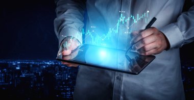 Şamdan grafiği ve fiyat hareketi eğilimi çizgisi ile borsa analizi, küresel mali eğilimlerin, hisse senedi ticaretinin ve yatırım stratejisinin içgörülerinin vurgulanması