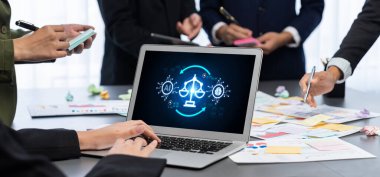 Yapay zeka etik standart hukuk ve bilgisayar ekranındaki kurallar yapay zeka etik şeffaflığının teknoloji suçunu önlediğine dair rapor sunuyor. canlı