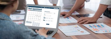 İnternet sitesinde canlı eleştiriler için çevrimiçi aplikasyon rezervasyon takvimi