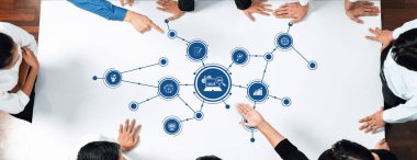 Modern bir ofis ortamında yenilik, büyüme ve takım çalışmasını sembolize eden dijital simgelerin yer aldığı çeşitli bir profesyonel grup iş stratejileri üzerinde işbirliği yapmaktadır. Dostluk