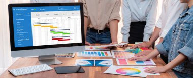 Ekip projesinin zaman çizelgesini gösteren bilgisayar ekranında canlı iş projesi yönetimi için proje planlama yazılımı