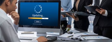 İş zekası ve veri analizi kavramı. Analizci ekibi laptop ekranında finansal veri analizi üzerinde çalışıyor. Etkili iş stratejik planlama için pazarlama göstergesi olarak. İçgörü