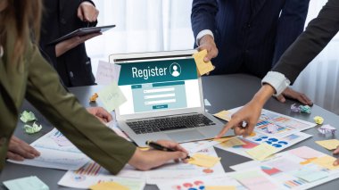 Analizci ekibi yaratıcı ve analitik beyin fırtınası fikri için bilgisayar ekranında BI veri paneli olan yapışkan bir not kullanıyor. Pazarlama stratejisi için finansal veri görselleştirme teknolojisini analiz et. Dahi.