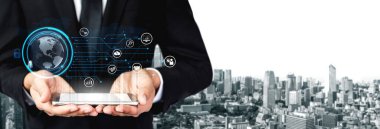 Büyük veriler ve analitikler, iş zekası ve büyümesi için gerçek zamanlı içgörüler, öngörü modellemesi ve veriye dayalı kararları destekler. Kefil