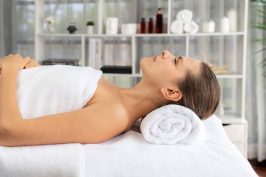Kafkasyalı kadın müşteri stres önleyici spa masajının keyfini çıkarıyor ve lüks otel ya da oteldeki gündüz açık ortam güzellik salonunda güzellik teniyle eğleniyor. Sessiz.