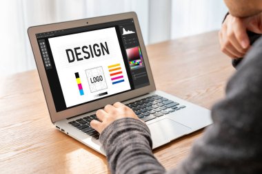 Web sayfasının modern tasarımı ve bilgisayar ekranında gösterilen ticari reklamlar için grafiksel tasarımcı yazılımı