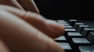 Bilgisayar klavyesinde parmaklarıyla daktilo eden hızlandırılmış yakın çekim adam. Makro yumuşak odaklı bebek çekimi. Bilgisayar programlama, mesajlaşma çevrimiçi mesajlaşma ve çevrimiçi pazarlama işi hiperhız kavramı. Topla