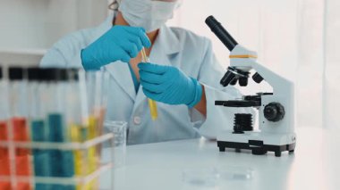 Laboratuvar araştırmacısı yeni bir ilaç geliştirir ya da tedavi eder. Laboratuvar tüpünde renkli kimyasal sıvı kullanır. Bilimsel veya kimya uzmanlığı ve laboratuvar ekipmanları ile sağlık hizmetlerinin teknolojik gelişimi. Katı.