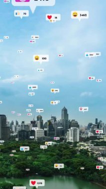 Sosyal medya simgeleri, sosyal ağ uygulama platformu üzerinden insanların karşılıklı bağlantılarını gösteriyor. Çevrimiçi toplum ve sosyal medya pazarlama stratejisi kavramı .