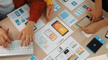 Mobil uygulama ya da web sitesi için kullanıcı arayüzü prototipi planlayan şirket çalışanlarının en iyi görünüm videosu. UX UI tasarımcı beyin fırtınası kullanıcı dostu arayüz planı. Sinerjik
